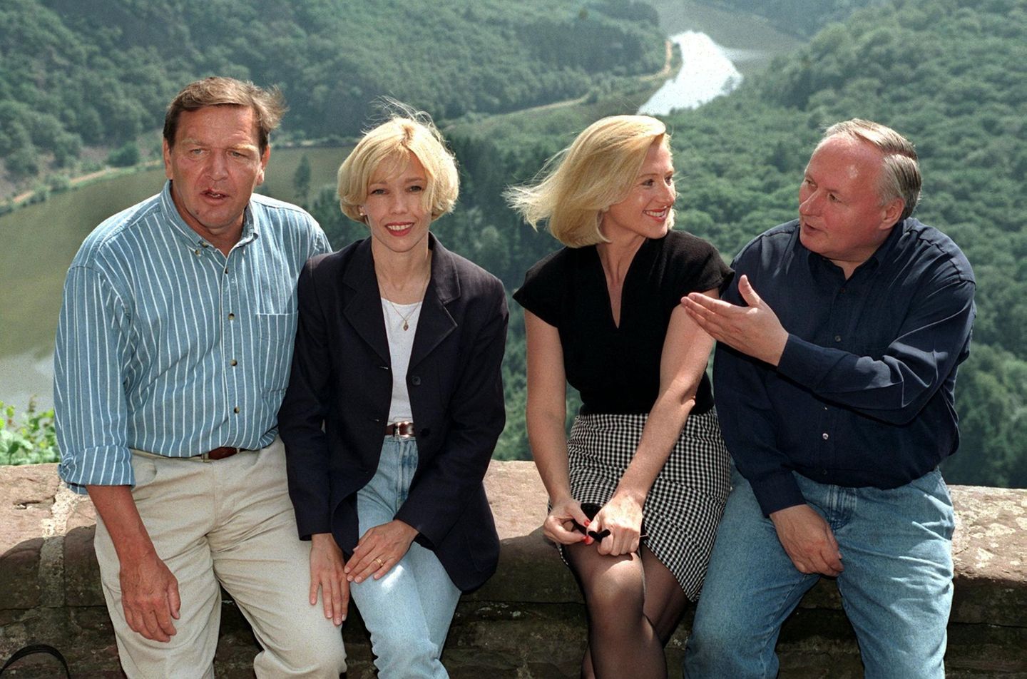 Gerhard Schröder und Oskar Lafontaine mit ihren Frauen Doris und Christa 1997 an der Saarschleife