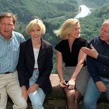 Gerhard Schröder und Oskar Lafontaine mit ihren Frauen Doris und Christa 1997 an der Saarschleife