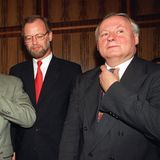 Gerhard Schröder, Rudolf Scharping und Oskar Lafontaine rücken 1994 ihre Krawatten zurecht