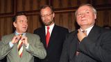 Gerhard Schröder, Rudolf Scharping und Oskar Lafontaine rücken 1994 ihre Krawatten zurecht