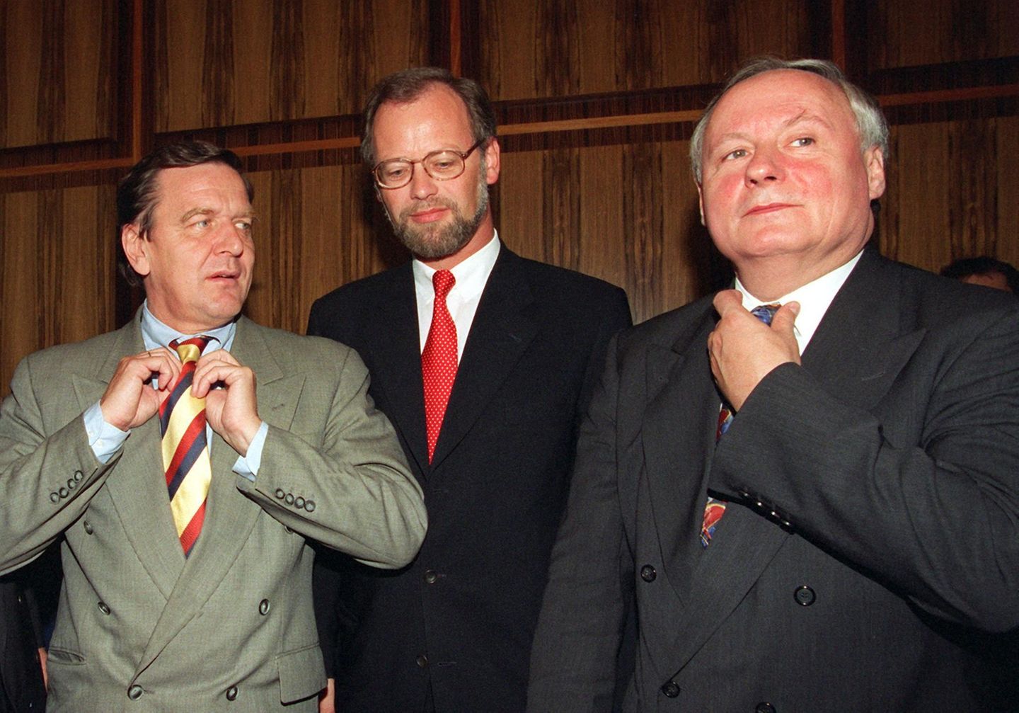 Gerhard Schröder, Rudolf Scharping und Oskar Lafontaine rücken 1994 ihre Krawatten zurecht Gerhard Schröder, Rudolf Scharping und Oskar Lafontaine rücken 1994 ihre Krawatten zurecht