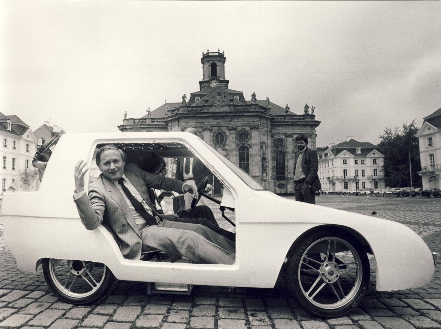 Oskar Lafontaine Anfang der 80er Jahre in einem Auto in Saarbrücken