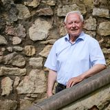 Oskar Lafontaine steht in seinem Garten in der Nähe von Merzig.