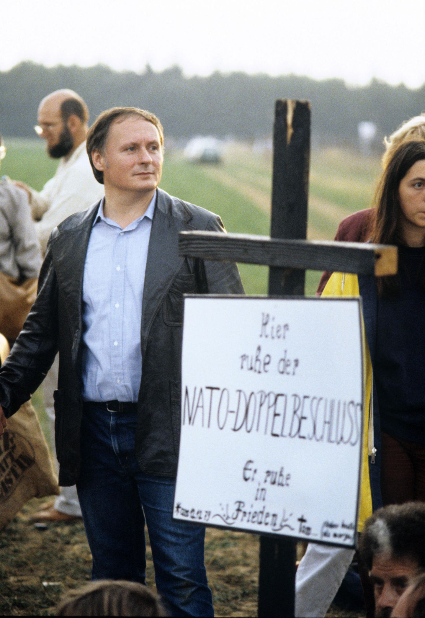 Der ewige Linke: Nicht mit mir! Lafontaine, damals 39, bei der Blockade des US Stützpunktes Mutlangen. Mit rund 1000 Menschen – unter ihnen die Literatur-Nobelpreisträger Heinrich Böll und Günter Grass – protestiert er 1983 gegen die geplante Stationierung von nuklearen Pershing II-Raketen. Nicht mit mir! Lafontaine, damals 39, bei der Blockade des US Stützpunktes Mutlangen. Mit rund 1000 Menschen – unter ihnen die Literatur-Nobelpreisträger Heinrich Böll und Günter Grass – protestiert er 1983 gegen die geplante Stationierung von nuklearen Pershing II-Raketen.