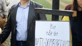 Nicht mit mir! Lafontaine, damals 39, bei der Blockade des US Stützpunktes Mutlangen. Mit rund 1000 Menschen – unter ihnen die Literatur-Nobelpreisträger Heinrich Böll und Günter Grass – protestiert er 1983 gegen die geplante Stationierung von nuklearen Pershing II-Raketen.