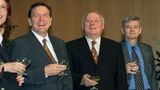 Gerhard Schröder, Oskar Lafontaine und Joschka Fischer halten jeder ein Glas Sekt in der Hand
