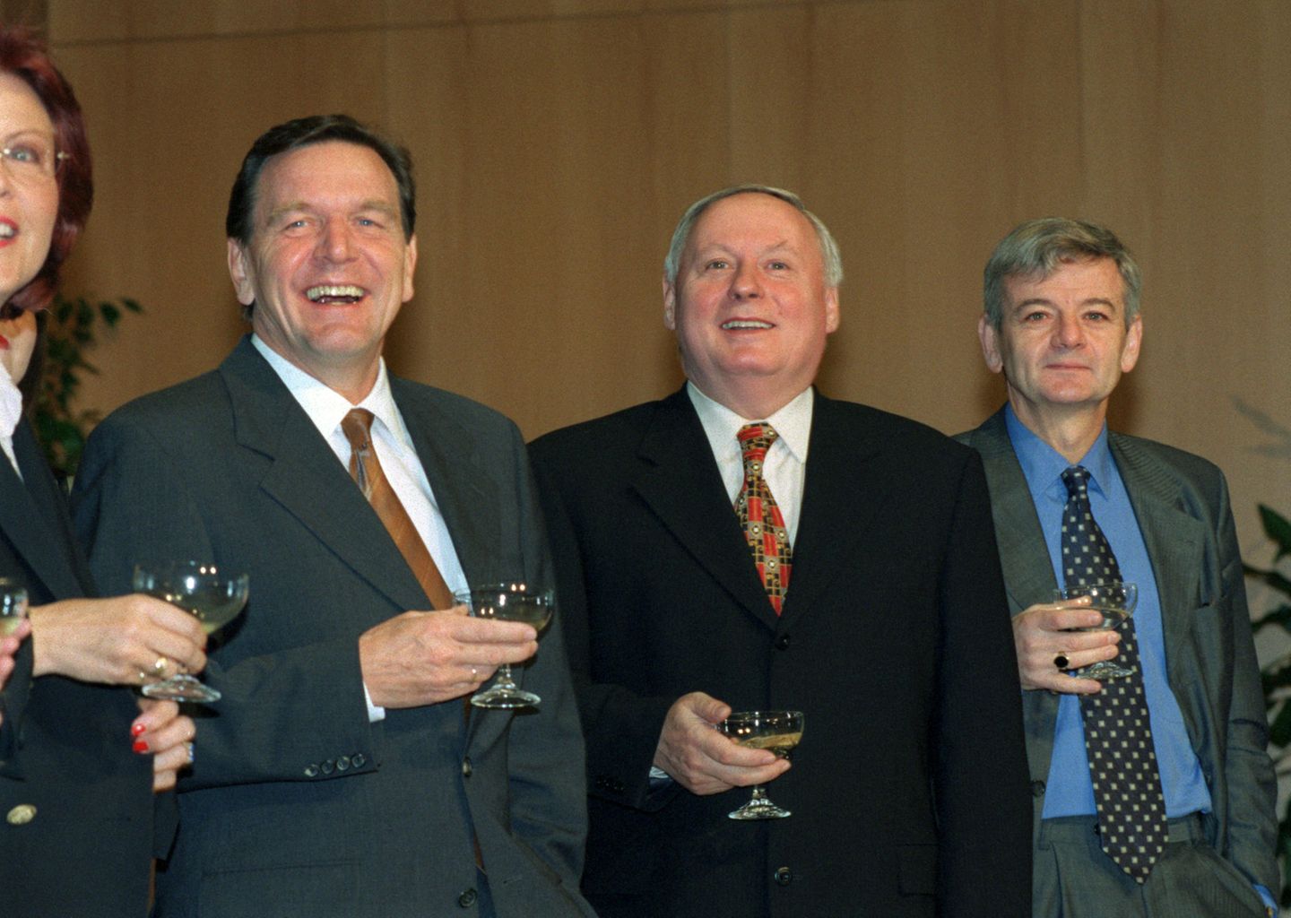 Gerhard Schröder, Oskar Lafontaine und Joschka Fischer halten jeder ein Glas Sekt in der Hand Gerhard Schröder, Oskar Lafontaine und Joschka Fischer halten jeder ein Glas Sekt in der Hand