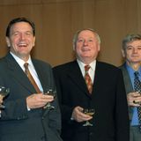 Gerhard Schröder, Oskar Lafontaine und Joschka Fischer halten jeder ein Glas Sekt in der Hand