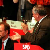 Lafontaine beklatscht Scharping, den er so eben als SPD-Vorsitzenden abgelöst hat