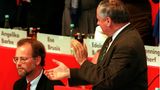 Lafontaine beklatscht Scharping, den er so eben als SPD-Vorsitzenden abgelöst hat