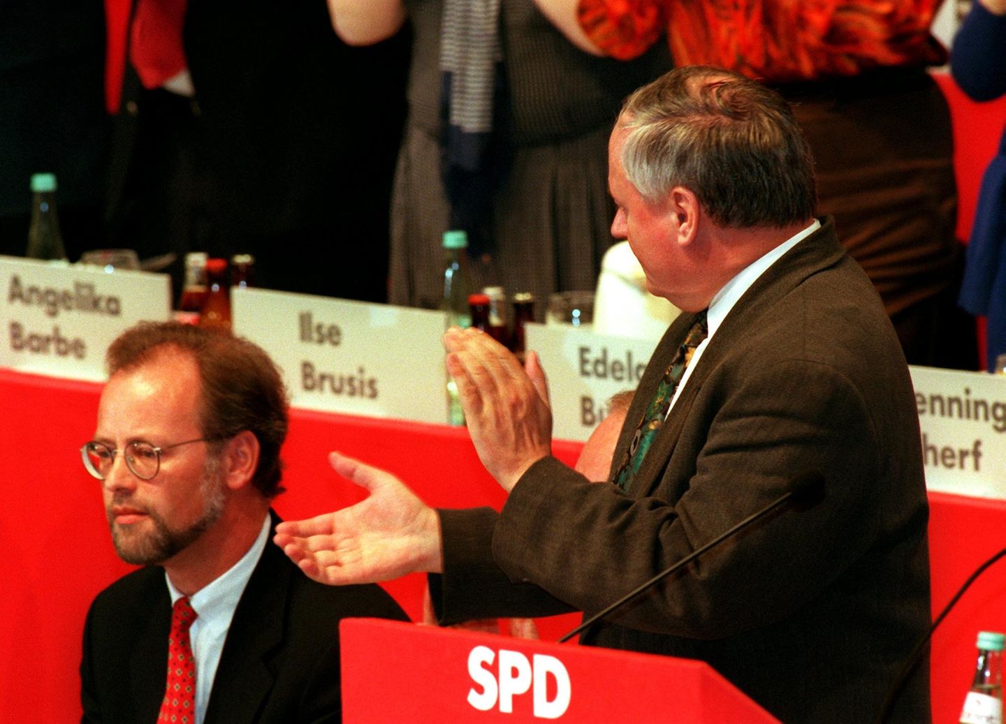 Lafontaine beklatscht Scharping, den er so eben als SPD-Vorsitzenden abgelöst hat Lafontaine beklatscht Scharping, den er so eben als SPD-Vorsitzenden abgelöst hat