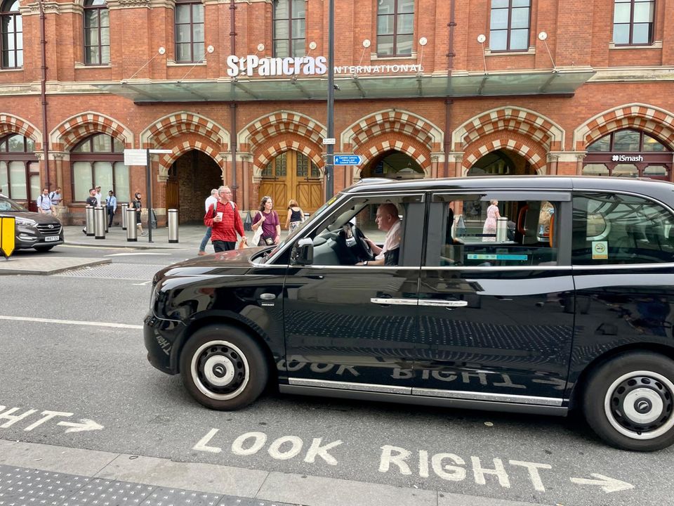 "Look right" – "Sehen Sie nach rechts" – steht auf der Fahrbahn vor dem Eurostar-Bahnhof St. Pancras zur Erinnerung an den Linksverkehr, der in England gilt