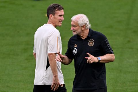 Wie wollen wir gegen Frankreich spielen? Interims-Teamchef Rudi Völler (r.) und Interims-Co-Trainer Hannes Wolf besprechen sich
