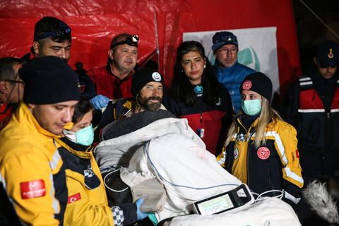 Mark Dickey mit seinen Helfer:innen in der Türkei nach seiner Rettung aus der Höhle