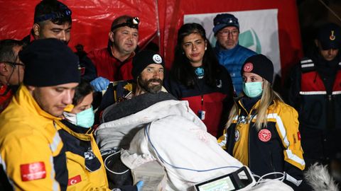 Mark Dickey mit seinen Helfer:innen in der Türkei nach seiner Rettung aus der Höhle
