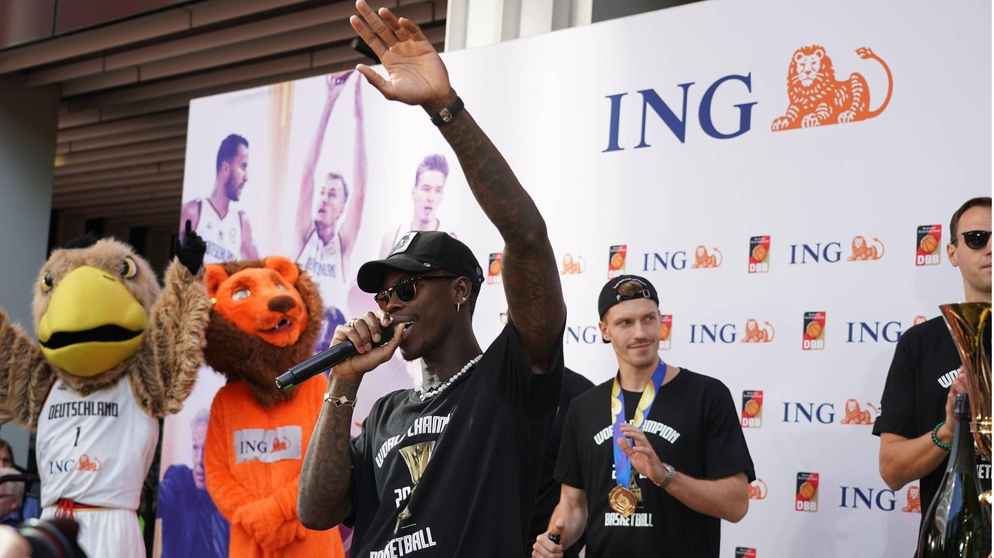 Kapitan Dennis Schröder bedankt sich bei den Fans und seiner Mannschaft