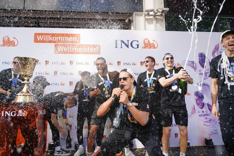 Das deutsche Basketballteam jubelt in Frankfurt
