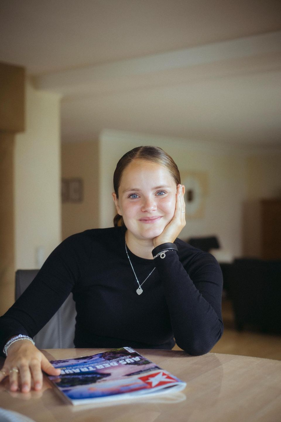 Jette Jeuk am Tisch Jette Jeuk am Tisch