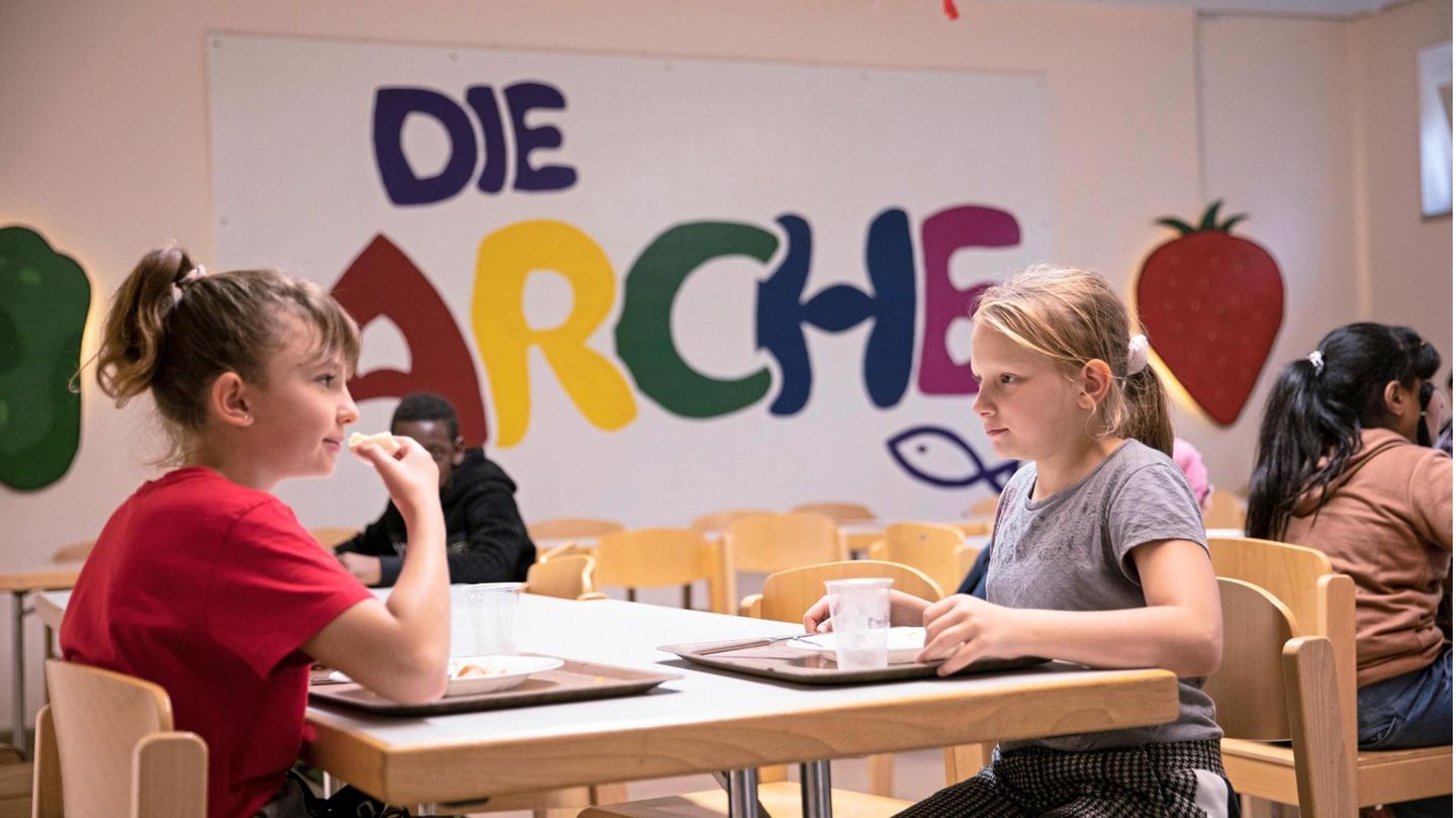 Zwei Mädchen sitzen an einem Tisch