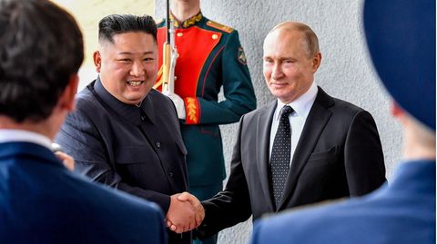 Der nordkoreanische Machthaber Kim Jong Un und Russlands Präsident Wladimir Putin schütteln Hände