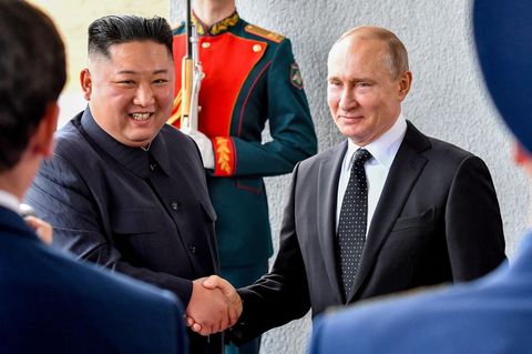 Der nordkoreanische Machthaber Kim Jong Un und Russlands Präsident Wladimir Putin schütteln Hände