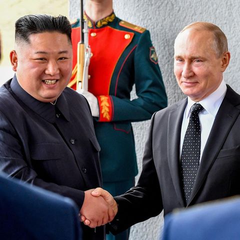 Der nordkoreanische Machthaber Kim Jong Un und Russlands Präsident Wladimir Putin schütteln Hände