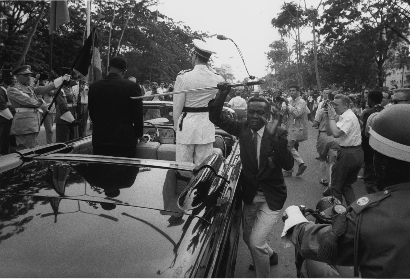 Ein Kongolese klaut Belgiens König Baudouin den Degen