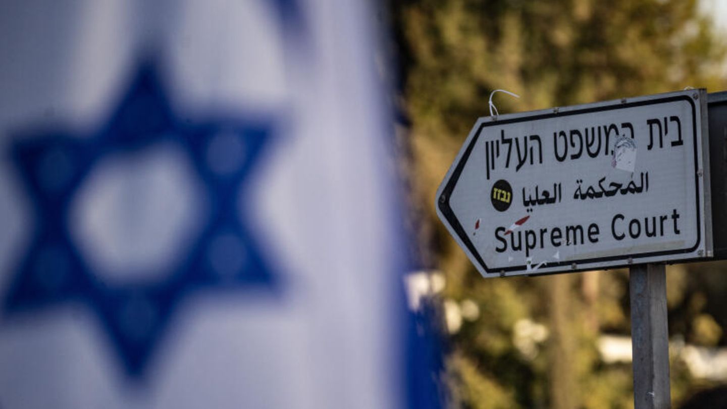 Ein Schild zum Obersten Gerichtshof in Israel