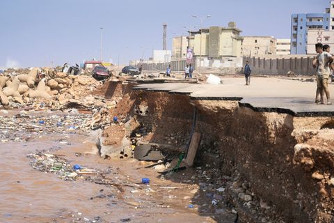 Derna, Libyen: Ein Sturm verursachte verheerende Überschwemmungen, die ganze Stadtteile wegspülten