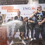 Auch eine Sektdusche gab es für die jubelnden Basketballer