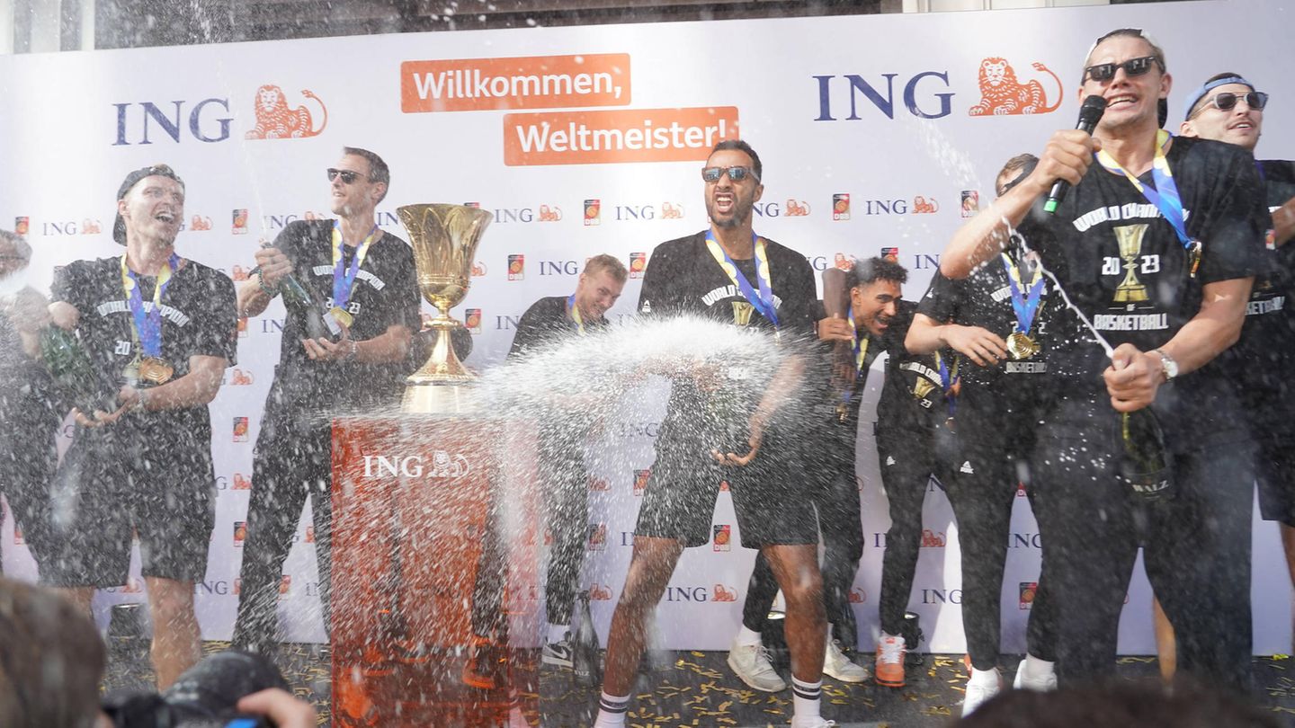 Auch eine Sektdusche gab es für die jubelnden Basketballer