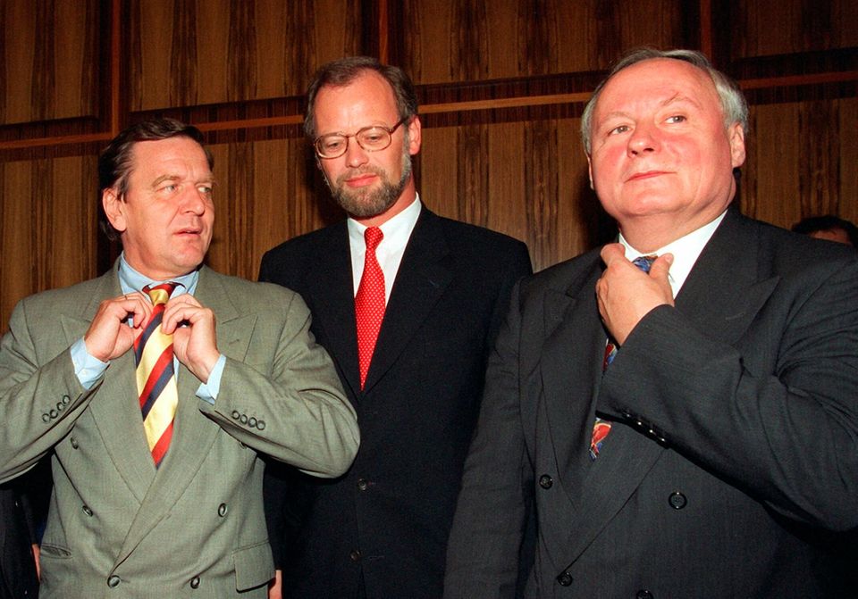 Vom Bruch zur Wiederannäherung : Oskar Lafontaine (r) und Gerhard Schröder (l) wären es gerne, Scharping (m.) wird's: Kanzlerkandidat für die Bundestagswahl 1994 Oskar Lafontaine (r) und Gerhard Schröder (l) wären es gerne, Scharping (m.) wird's: Kanzlerkandidat für die Bundestagswahl 1994