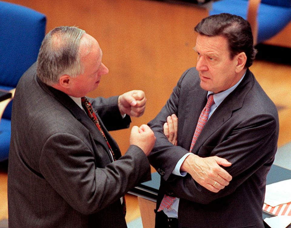 Vom Bruch zur Wiederannäherung : Gestenreich unterhalten sich der SPD-Vorsitzende und Bundesfinanzminister Oskar Lafontaine (l) und Bundeskanzler Gerhard Schröder am 23.2.1999 vor Beginn der Haushaltsdebatte im Bonner Bundestag Gestenreich unterhalten sich der SPD-Vorsitzende und Bundesfinanzminister Oskar Lafontaine (l) und Bundeskanzler Gerhard Schröder am 23.2.1999 vor Beginn der Haushaltsdebatte im Bonner Bundestag