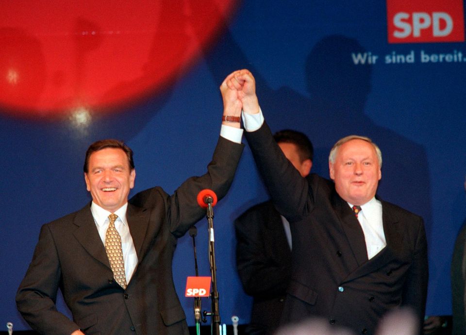 Vom Bruch zur Wiederannäherung : Gerhard Schröder und der SPD-Vorsitzende Oskar Lafontaine (r) halten sich jubelnd an den erhobenen Händen, als sie mit ihren Anhängern am 27.9.1998 vor der Bonner Parteizentrale den Sieg Gerhard Schröders als Kanzler feiern Gerhard Schröder und der SPD-Vorsitzende Oskar Lafontaine (r) halten sich jubelnd an den erhobenen Händen, als sie mit ihren Anhängern am 27.9.1998 vor der Bonner Parteizentrale den Sieg Gerhard Schröders als Kanzler feiern