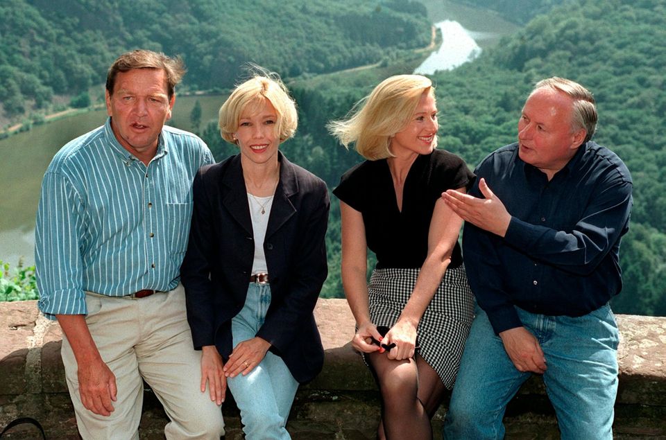 Lafontaine und Schröder mit ihren Frauen auf einer Wanderung Lafontaine und Schröder mit ihren Frauen auf einer Wanderung