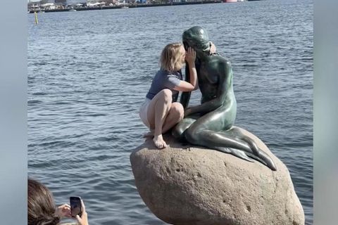 Eine Touristin geht trotz Verbot mit der berühmten Meerjungfrauen-Statue in Kopenhagen auf Tuchfühlung und erntet dafür wütende Reaktionen.