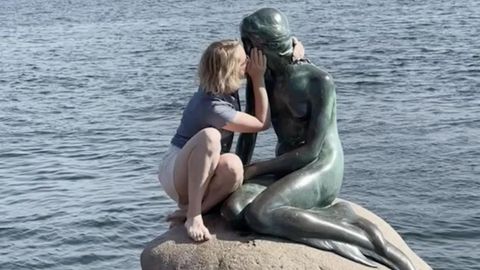Eine Touristin geht trotz Verbot mit der berühmten Meerjungfrauen-Statue in Kopenhagen auf Tuchfühlung und erntet dafür wütende Reaktionen.