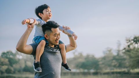 Väter: Ein Vater trägt seinen Sohn auf der Schulter und lächelt