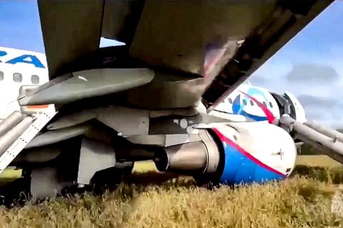 Russland: Airbus A320 muss auf Feld notlanden