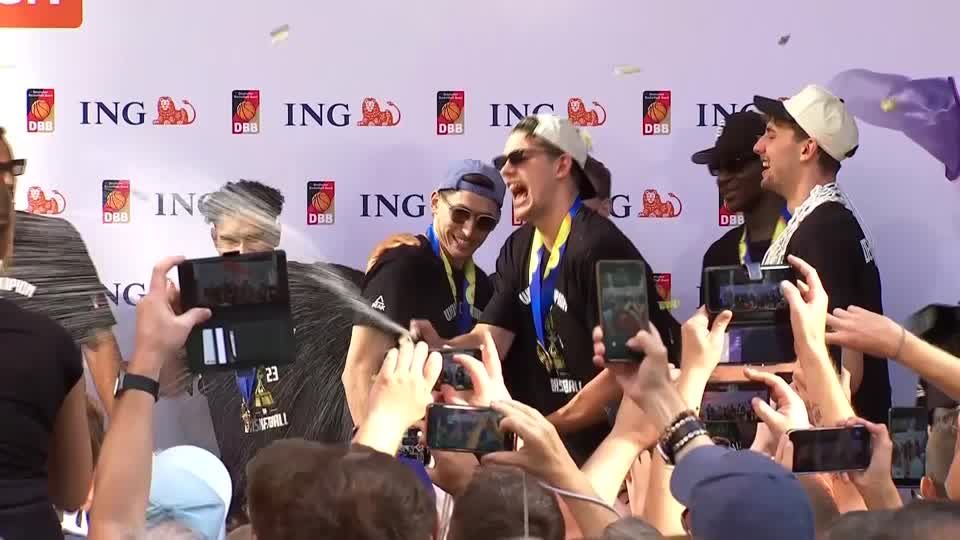 Video: Basketball Weltmeister lassen sich feiern