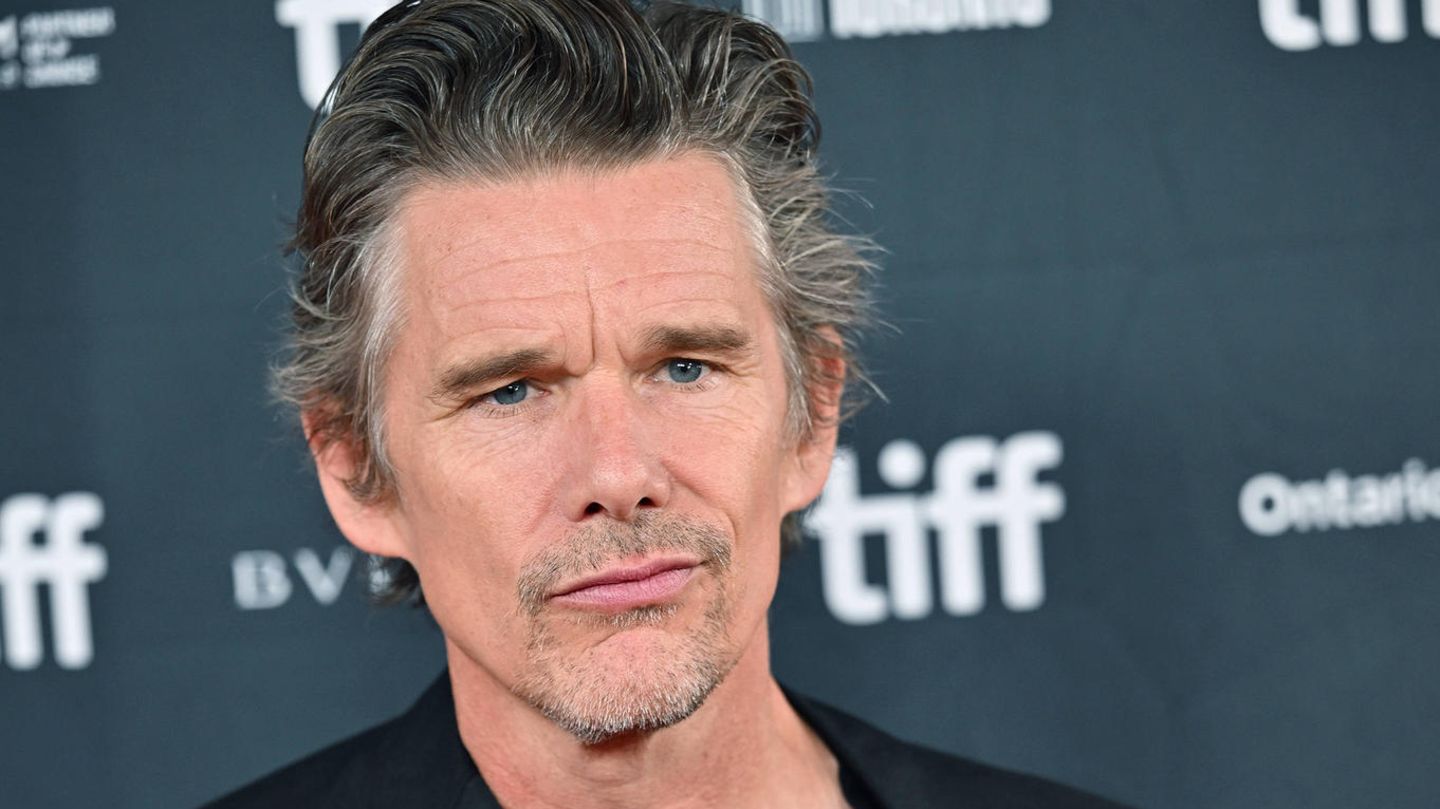 Ethan Hawke traveled by bus to the Toronto Film Festival