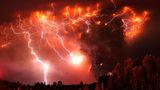 Blitze entladen sich über dem Vulkan Puyehue in Chile