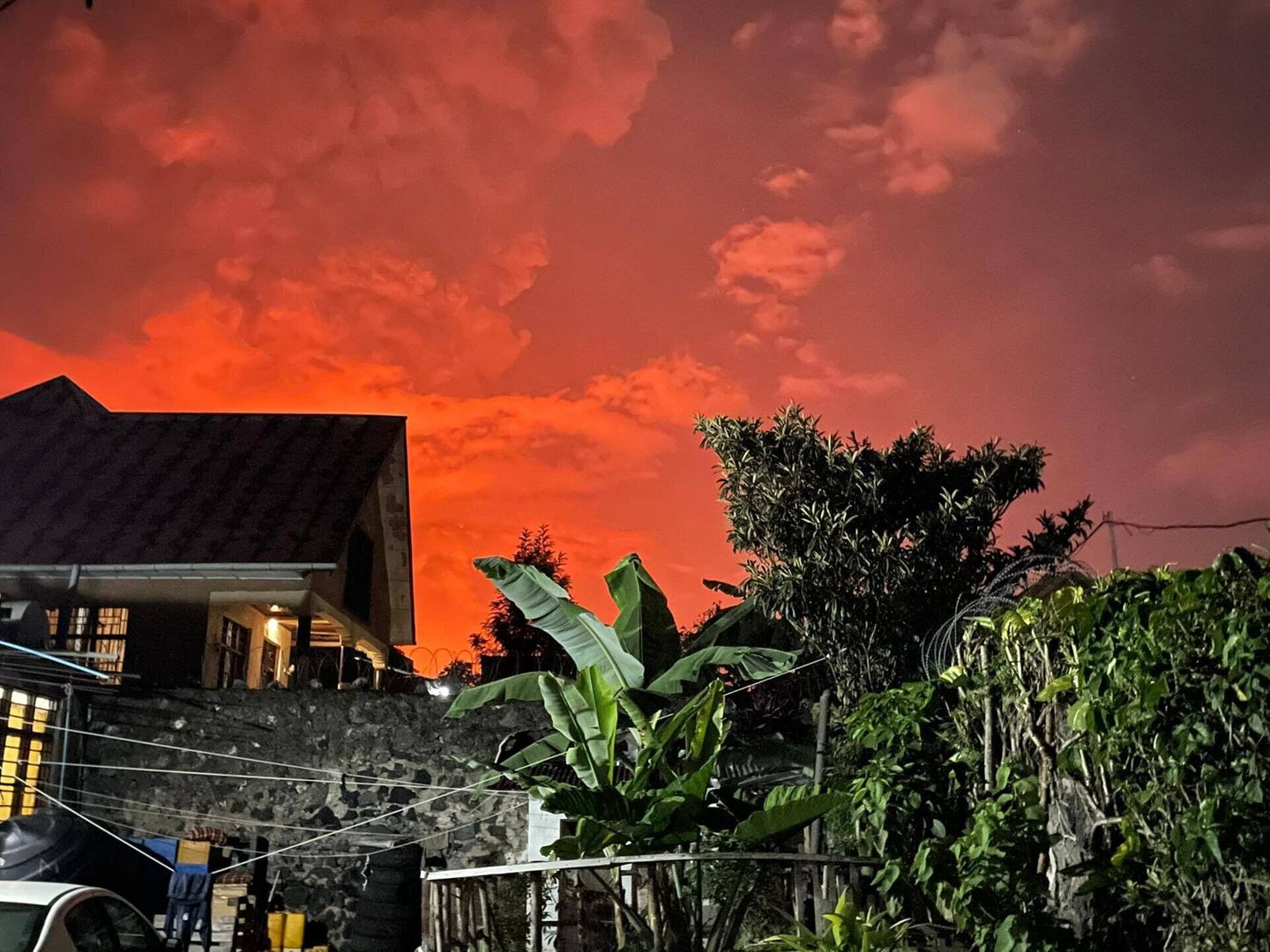 Der Himmel glüht rot beim Ausbruch des Vulkans in der Demokratischen Republik Kongo