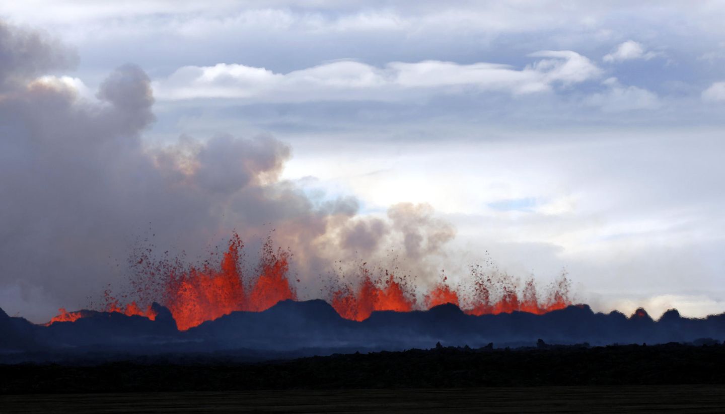 Lavafontänen sprühen aus einer Vulkanspalte des Bardarbunge auf Island