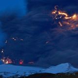 Auch nachts verdunkelt die Rauchwolke des isländischen Vulkans den Himmel
