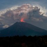 Der Vulkan Mount Agung auf Bali spuckt Rauch, Asche und Lava