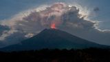 Der Vulkan Mount Agung auf Bali spuckt Rauch, Asche und Lava
