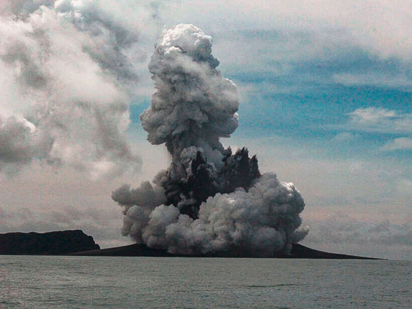 Dicke Rauchwolken und Gestein schießen aus einem Unterwasservulkan vor Tonga in den Himmel