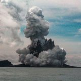 Dicke Rauchwolken und Gestein schießen aus einem Unterwasservulkan vor Tonga in den Himmel