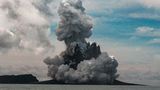 Dicke Rauchwolken und Gestein schießen aus einem Unterwasservulkan vor Tonga in den Himmel